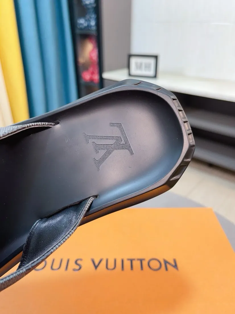 Men's shoes 💰260🌹🌹 (lv-Louis Vuitton) new men's sandals, high-end boutique, exquisite embossed logo decoration on the upper, fine workmanship, super soft soles, casual, loose and comfortable, a must-have in summer! \nsize：38-44